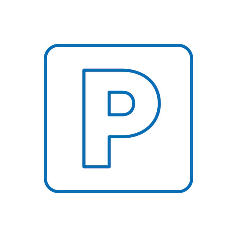 Parkplatzschild mit einem blauen Rechteck auf weißem Hintergrund, in dessen Mitte ein großes P zu sehen ist.