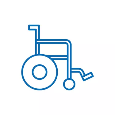 Konturen eines Rollstuhls von der Seite, mit großen Reifen hinten und kleinen Rollen vorne, einem Trittbrett, einer Armlehne und einem Griff zum Schieben.