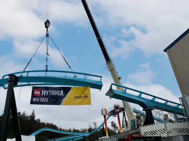 Kran hebt Schienen der neuen LEGOLAND Achterbahn Maximus