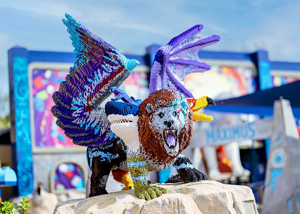 große LEGO Figur im LEGOLAND - Chimera aus LEGO Steinen