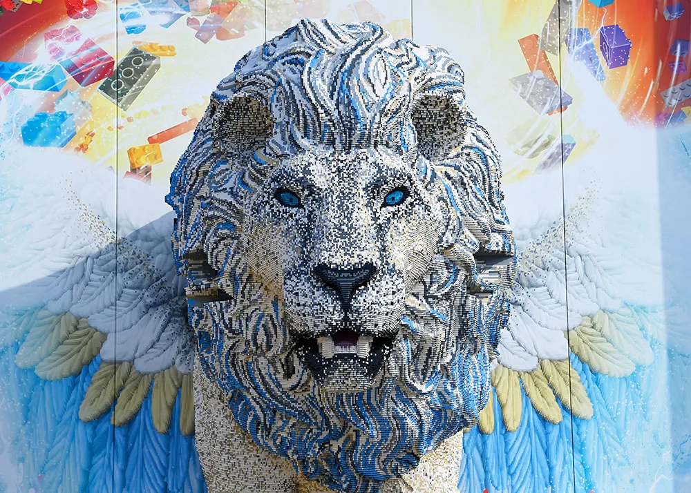 große LEGO Figur im LEGOLAND - Maximus aus LEGO Steinen