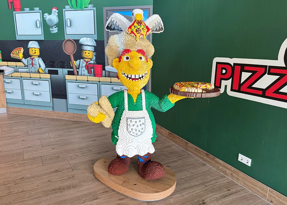 Pizzabäcker als große LEGO Figur im LEGOLAND Deutschland