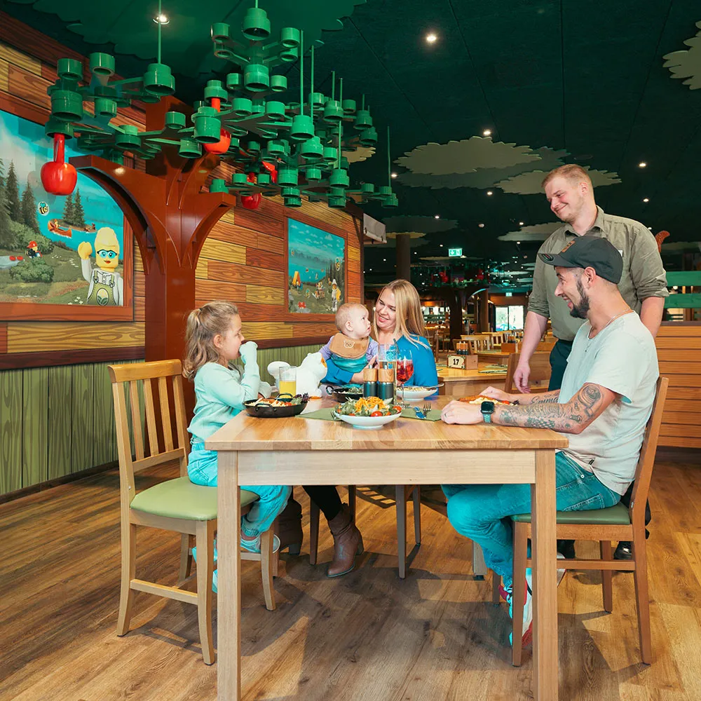 Familie im LEGOLAND Restaurant Hungriger Bär