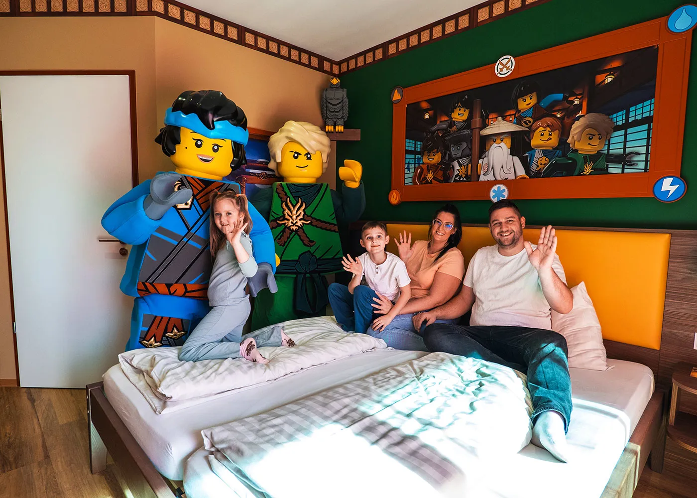 große NINJAGO Modelle im NINJAGO Quartier im LEGOLAND Feriendorf