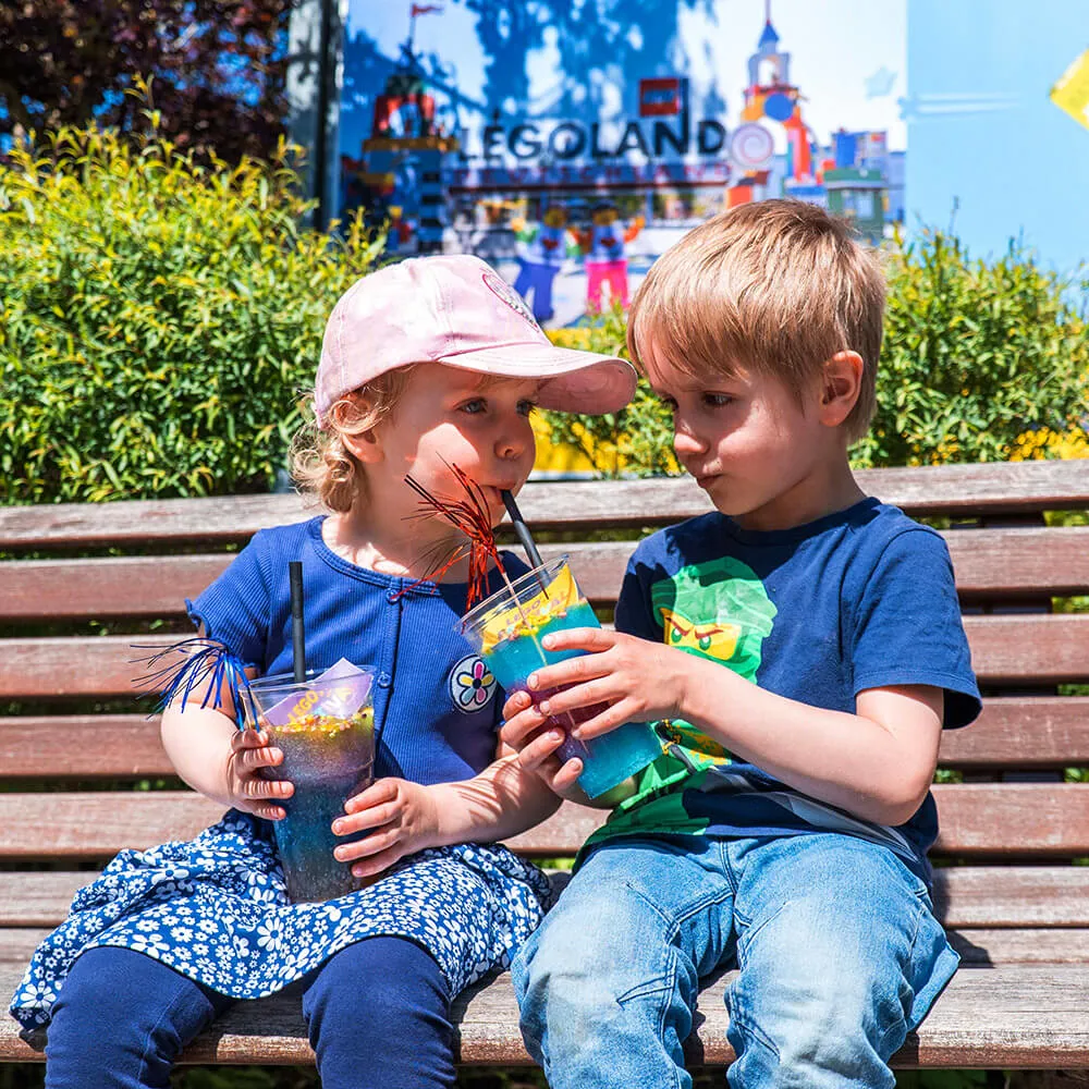 Kinder im LEGOLAND Deutschland trinken Slush