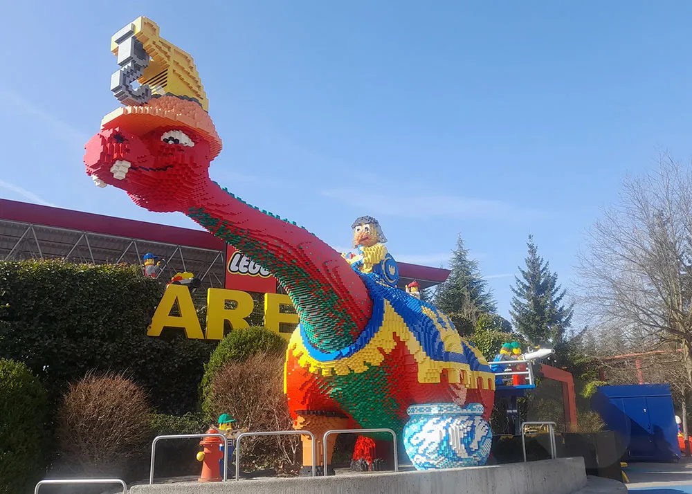 Dinosaurier als riesige LEGO Figur im LEGOLAND Deutschland