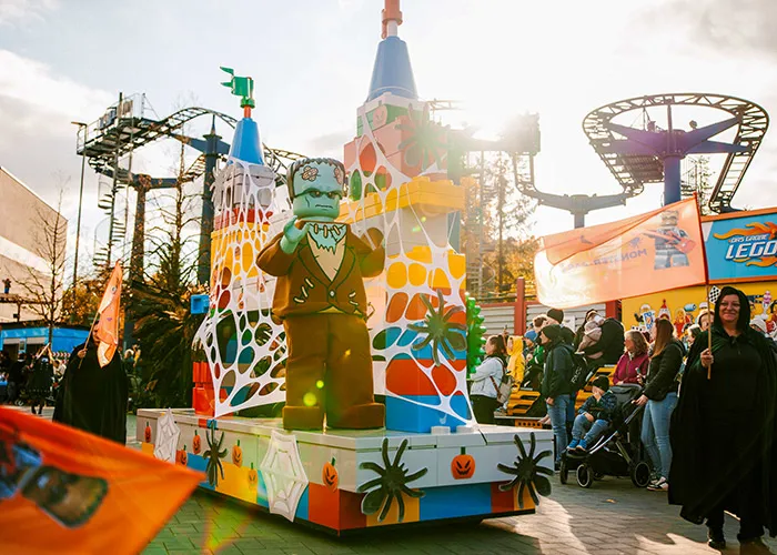 LEGOLAND Halloween Parade 01