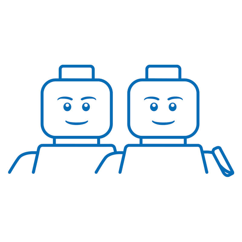 Zwei LEGO Figuren abgebildet, die nebeneinander stehen, wobei die linke Figur ihre Hand um die Schulter der rechten Figur gelegt hat.