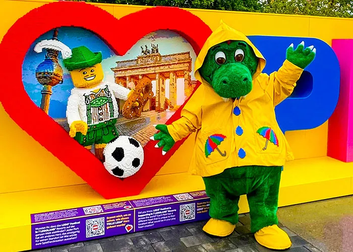 Olli, le dragon du parc LEGOLAND sous la pluie