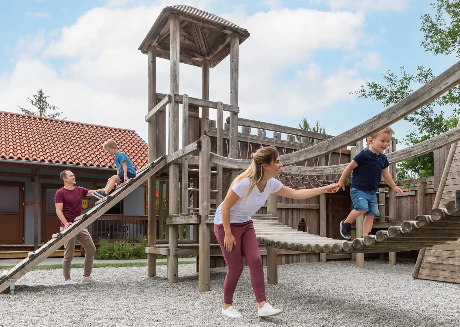Familie auf Spielplatz im LEGOLAND Feriendorf