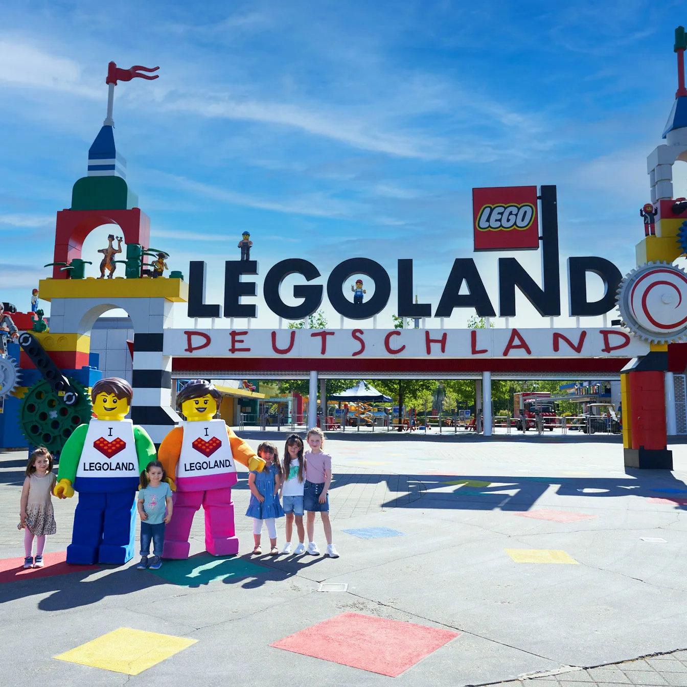 Portál LEGOLAND Deutschland Resort s LEGO figurkami a dětmi