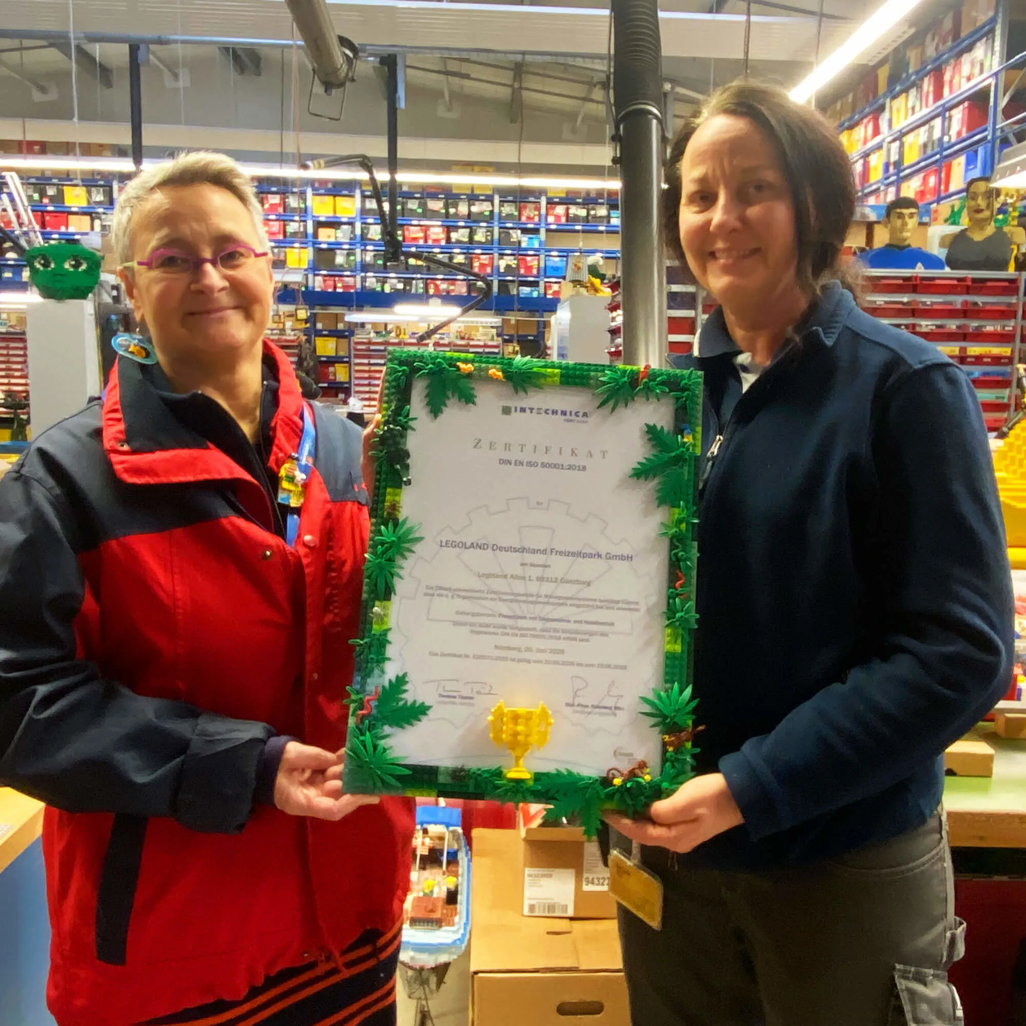 LEGOLAND Mitarbeiterinnen mit Urkunde zum ISO 50001 Zertifikat