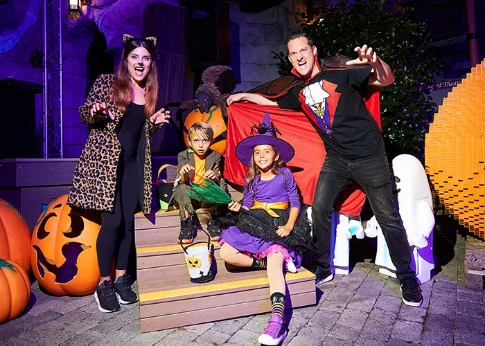 Familie an Halloween im LEGOLAND