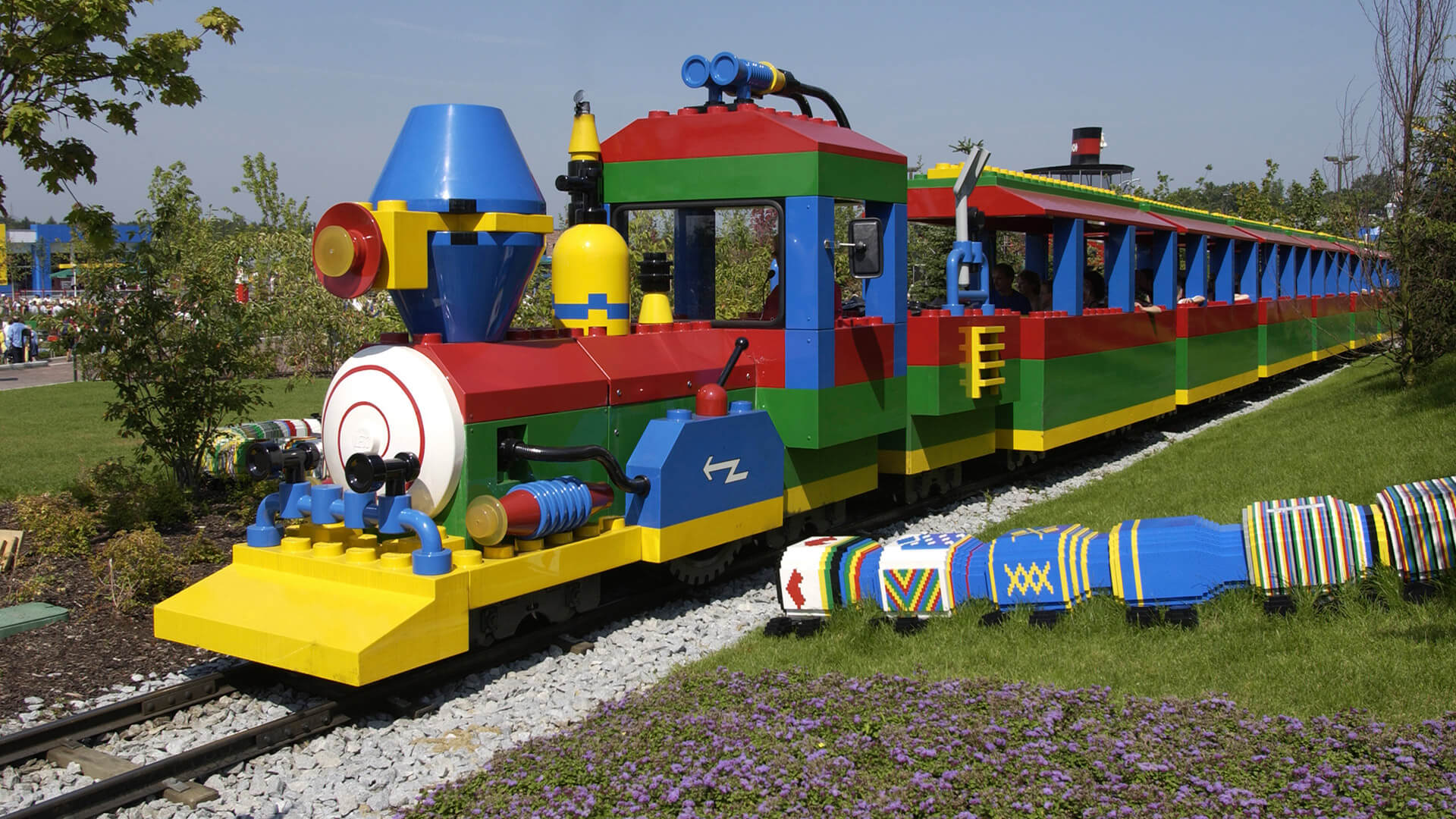 LEGOLAND Express Zug, der durch den Freizeitpark fährt