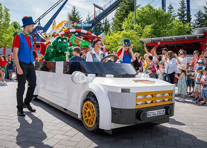 Nachhaltigkeit im LEGOLAND mit Elektrofahrzeug bei der LEGOLAND Parade